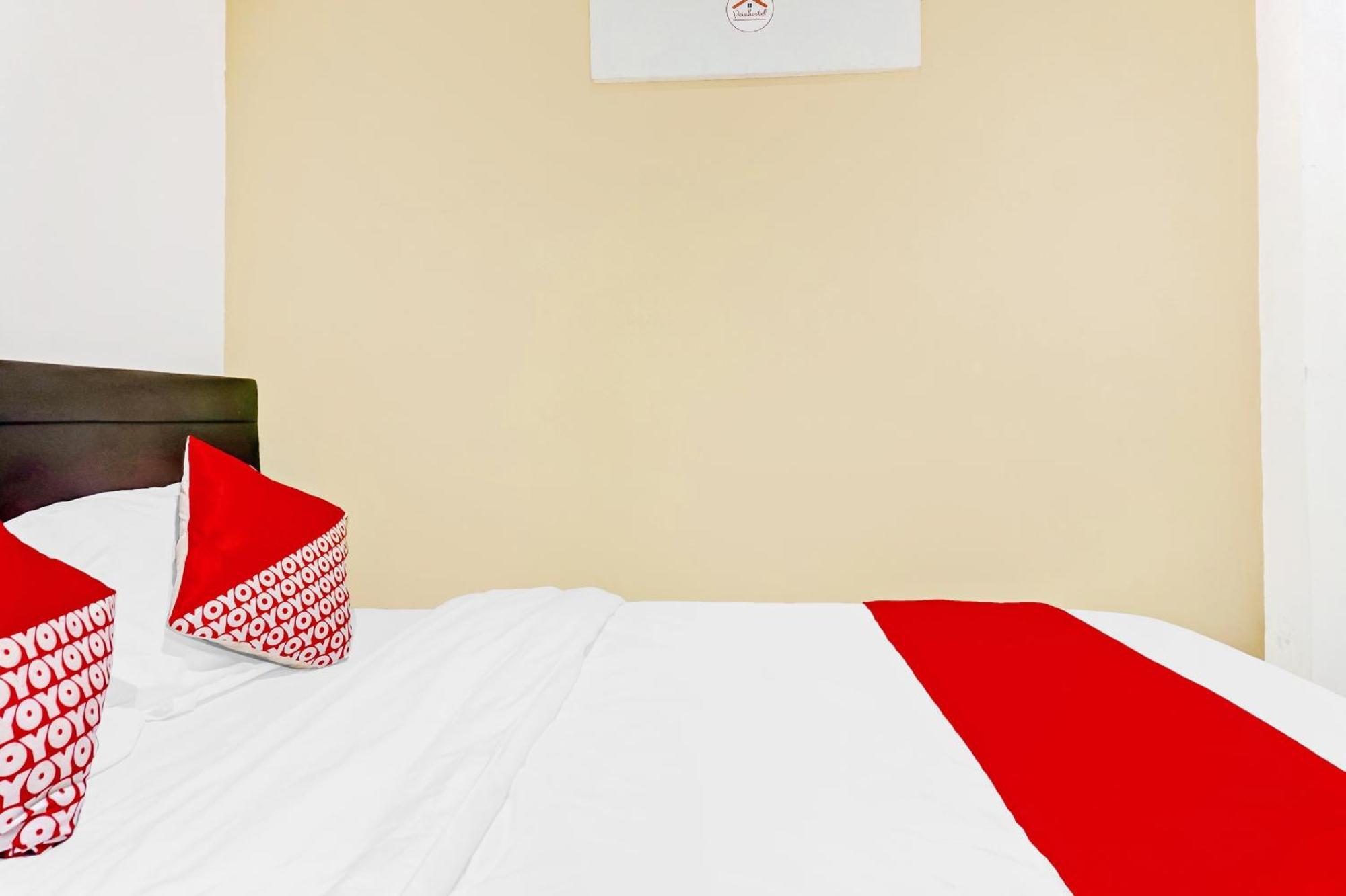 Super Oyo 90692 Point Hostel Jakarta Exterior photo