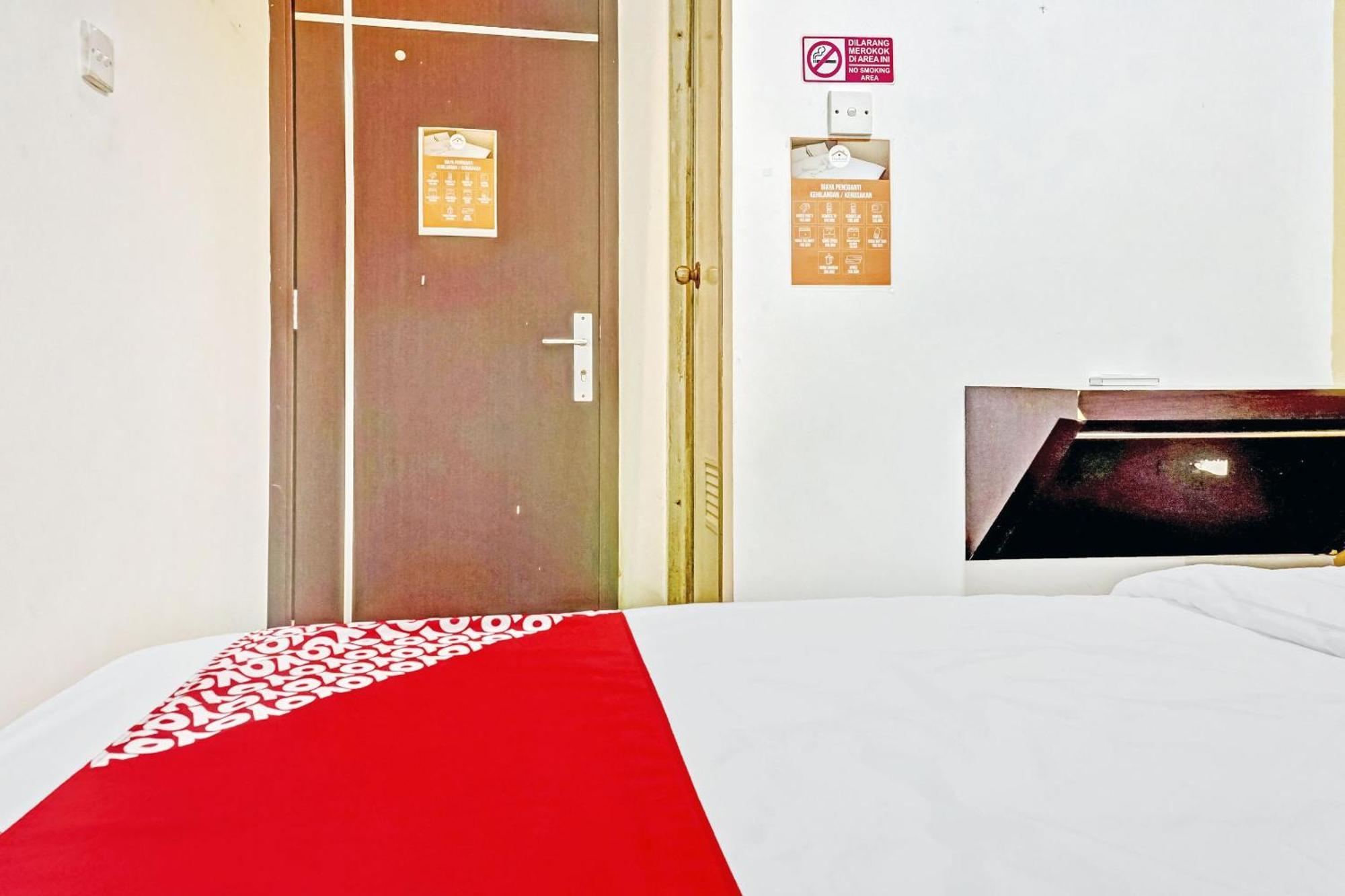 Super Oyo 90692 Point Hostel Jakarta Exterior photo