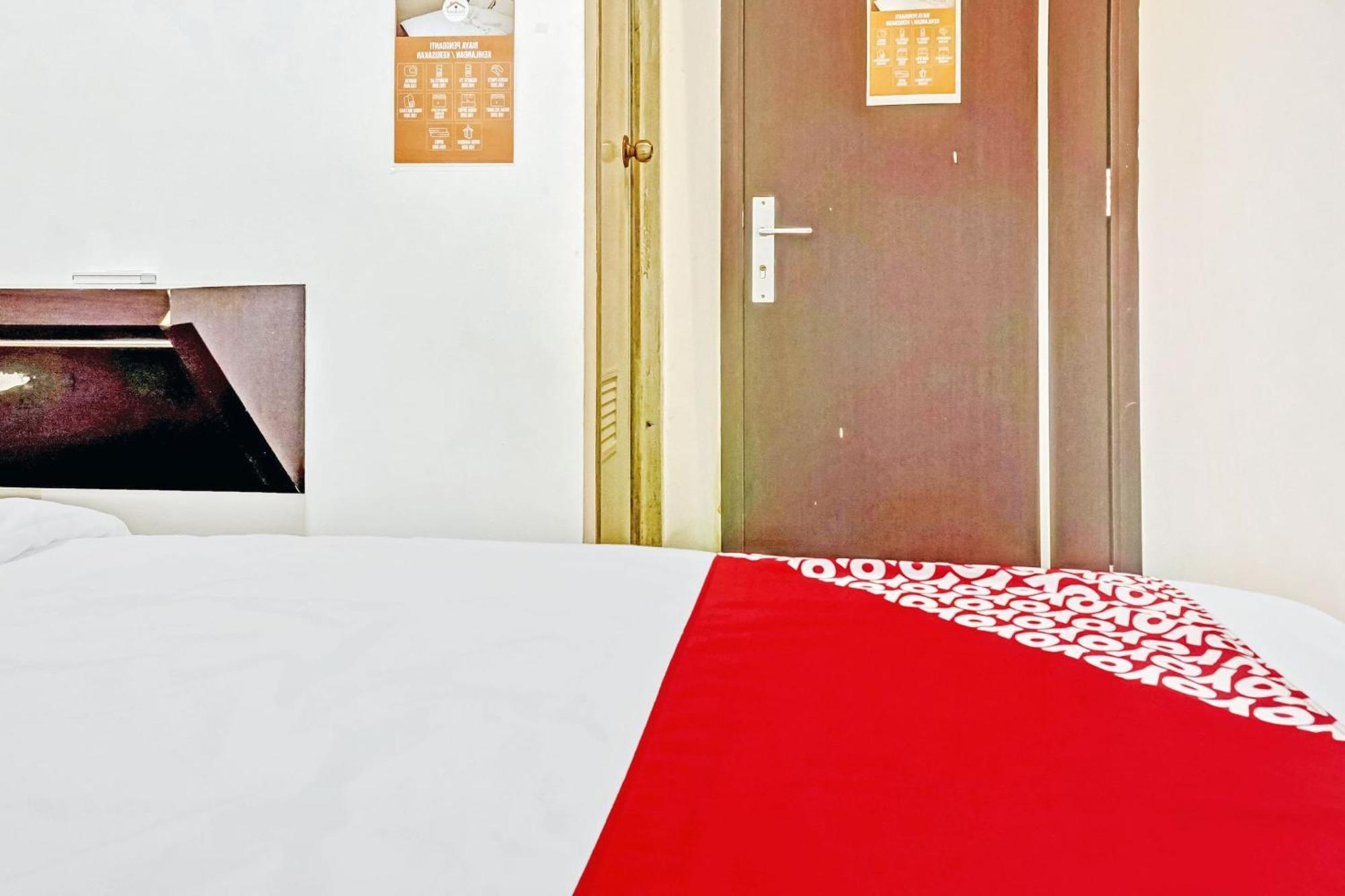 Super Oyo 90692 Point Hostel Jakarta Exterior photo