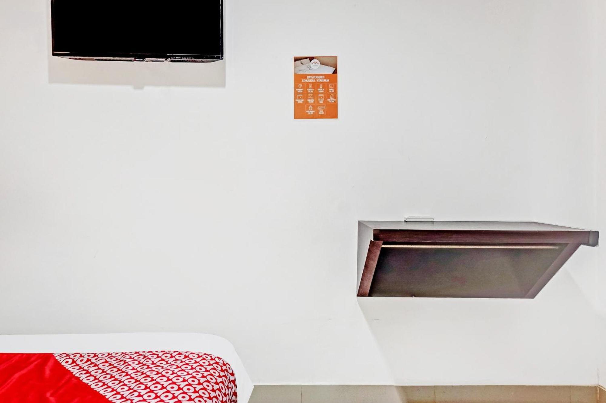Super Oyo 90692 Point Hostel Jakarta Exterior photo